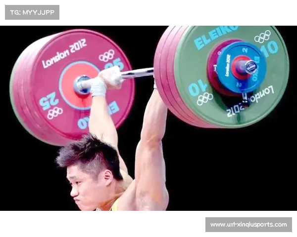 举重运动员的日常生活：枯燥训练与严格饮食控制